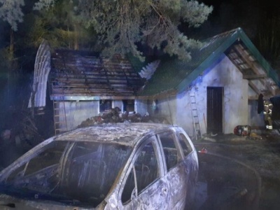 Groźny pożar w Tomawie. Spłonął garaż, dwa samochody i część domu