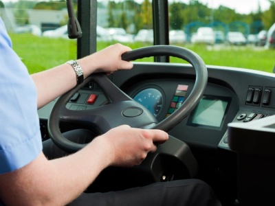 Kierowca autobusu miał ją więzić i grozić bronią. 16-letnia Iga boi się jeździć do szkoły