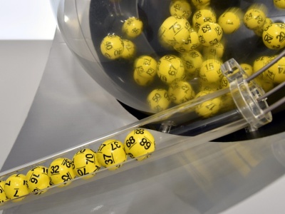 Wielkie rozczarowanie, aż 55 osób o jedną liczbę od wygrania milionów. Kumulacja rośnie