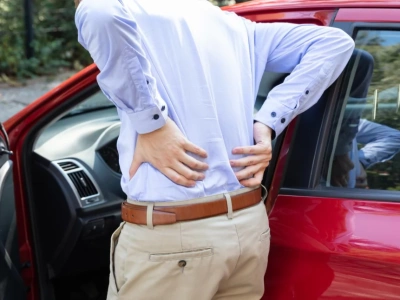 Trener radzi: jak sobie radzić z bólem pleców podczas jazdy samochodem?