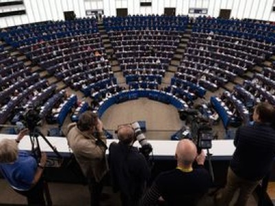 Spór o Grenlandię wyciszony. PE o powrocie do umowy handlowej z USA