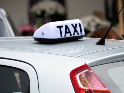 Taksówkarze przegrywają z aplikacjami. 1,6 tys. firm taxi zniknęło z rynku