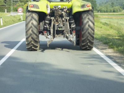 85 km/h traktorem. Sąd był dla rolnika łaskawy, bo to nie Polska