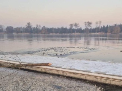 Załamał się lód. Łyżwiarz walczył o życie (REGION)