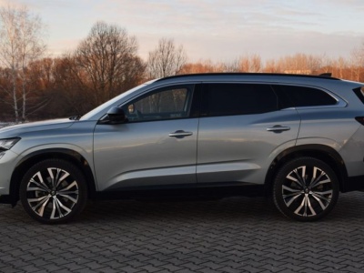 Największy SUV Renault za 169 000 zł. Ma 200-konną hybrydę i dach z mlecznym przyciemnieniem