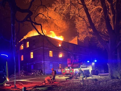 Pożar budynku w Kaźmierzowie. Nie żyje mężczyzna