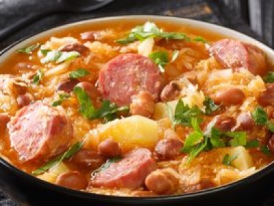 Budżetowa zupa z mięsną wkładką. Studencki przepis wraca do łask