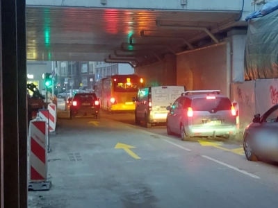 Zamieszanie po zmianach pod wiaduktami. Autobus jedzie pod prąd, kierowcy ignorują zakazy, a piesi chodzą na skróty