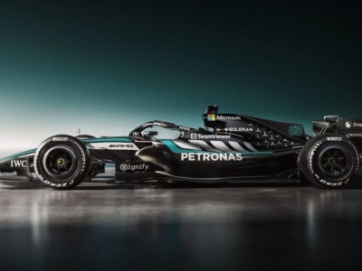 Mercedes W17 odsłania karty: długi, czysty i z „żaglem”, który krzyczy 2026