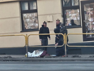 Mężczyzna zemdlał na chodniku. Wzorowa postawa przechodniów