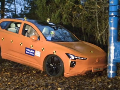 Nowy SUV Volvo uderzył w słup imitujący drzewo. „Przednia szyba nawet nie pękła”