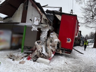 Rumun i Bułgar w pojedynku na szosie. Ciężarówka wjechała w budynek po zderzeniu z osobówką