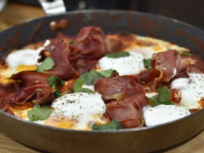 Hiszpania na patelni w środku zimy. Ta szakszuka rozgrzewa od pierwszego kęsa