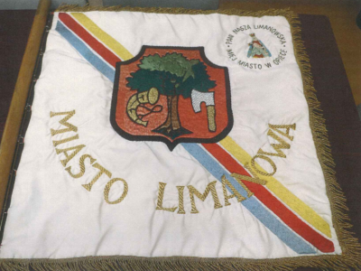 Maryja pozostanie na sztandarze Limanowej. Po proteście mieszkańców radni wycofali się ze swojej decyzji