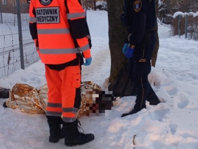 Mężczyzna znaleziony na ulicy. Wcześniej miał spożywać benzynę