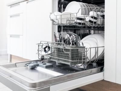 Czego nie można wkładać do zmywarki? Ta lista ma aż 10 punktów