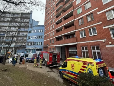 Pożar w bloku w centrum Wrocławia. Z płonącego mieszkania wyniesiono człowieka