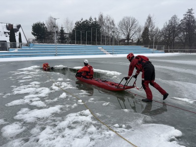 Niebezpieczna tafla lodu. Edukacyjny pokaz ratownictwa dla uczniów w Andrychowie