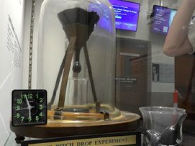 Najdłuższy eksperyment świata. Naukowcy czekają na kolejną kroplę