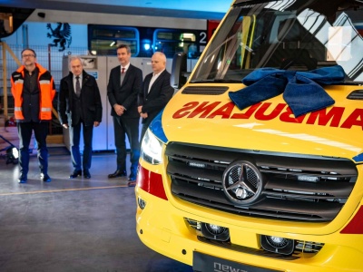 Newag przewrotnie na swoje urodziny przekazał karetkę dla niemowląt