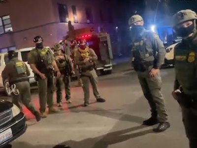 Dochodzenie ws. nalotu ICE na budynek mieszkalny w Chicago. Jego właściciel mógł złożyć donos