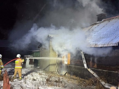Wybuch butli z gazem. W ogniu stanął drewniany dom. Jedna osoba siłą odrzutu została wyrzucona na zewnątrz budynku. Dwie osoby ranne