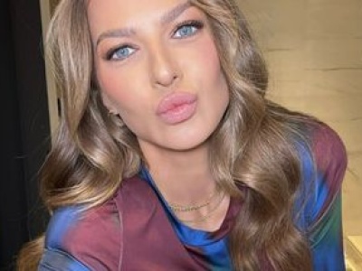 Pochwaliła się paznokciami. 