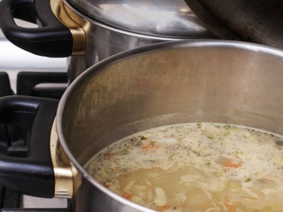 Nie na udkach i nie na skrzydełkach. Na tym mięsie rosół wychodzi najlepszy