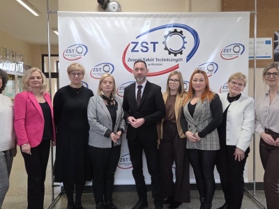 Wicekurator oświaty odwiedził „Hutniczą”. Spotkał się z uczniami