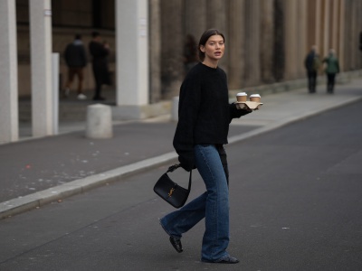 Kontrowersyjne “Skinny trousers” naprawdę wracają. W 2026 nosimy je z balerinami i krótką kurtką wzorem Paryżanek