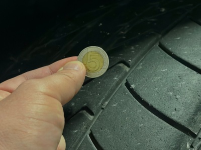 Włóż monetę w oponę. Jeśli widzisz to, mandat masz w kieszeni