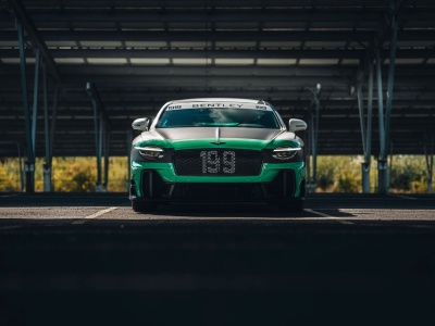 Ken Block byłby dumny. Bentley robi własną „Gymkhanę” w fabryce w Crewe. W roli głównej: Travis Pastrana i 666 koni