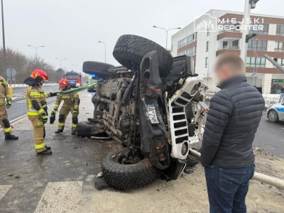 Dachowanie Jeepa na Mokotowie. Auto uderzyło w latarnię i sygnalizację