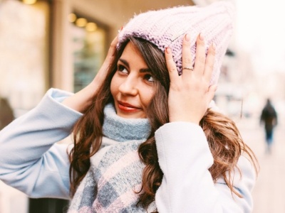 Czapka niszczy ci fryzurę? Dzięki temu szybko odzyskasz objętość