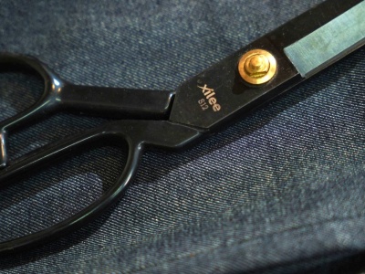 Nie wyrzucaj starych jeansów. Możesz dać im drugie życie. Będą z nich nie tylko szmatki