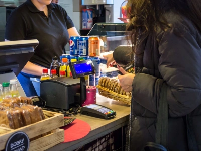 Brakuje kasjerów, ale sieci tną koszty. Co naprawdę czeka pracowników marketów w 2026 roku?