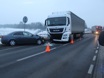 Zderzenie osobówki z ciężarówką na ul. Fabrycznej. Przyczyną zaśnięcie kierowcy