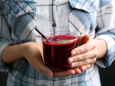 Pij 1 szklankę dziennie tego soku. Wątroba, skóra i kości ci podziękują