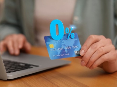 Styczeń to najlepszy czas na „credit card switch”. Sprawdź, jak oszczędzić setki funtów