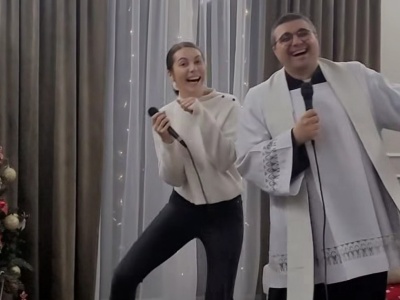 Duchowny dał się namówić młodej parafiance podczas kolędy. Wideo niesie się po sieci