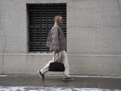 „Powder Grey Corduroy” – sztruksy w tym kolorze to najmodniejsze spodnie sezonu. Tak noszą je dziewczyny z Berlina