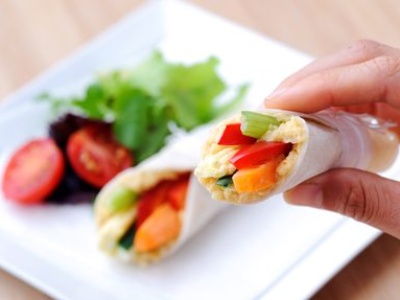 Mini wrapy z hummusem i warzywami