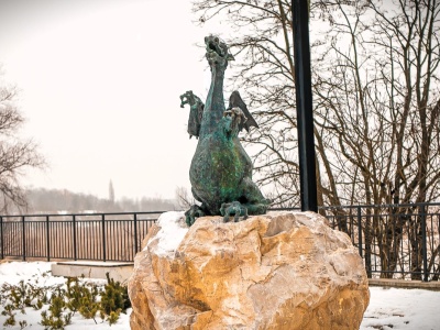 Koniec tułaczki Smoka Nowohuckiego. Rzeźba zdobi Rynek NCK z Łąkami w tle