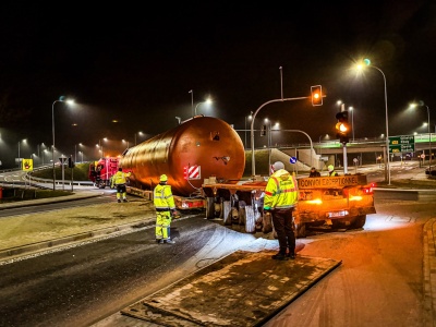 Potężny akumulator ruszył z Raciborza do Żywca. Nie obyło się bez problemów