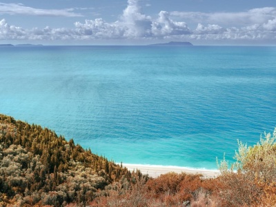 Szeroka plaża, a zaraz obok tętniące życiem miasto. To połączenie idealne na wakacje 2026