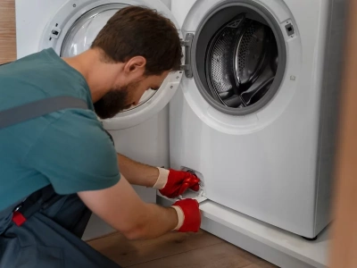 Ten drobiazg skraca życie pralki o lata. Mało kto go czyści