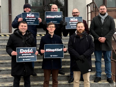 „Stop inwigilacji przedsiębiorców!” – Konfederacja protestuje w Rzeszowie przeciwko KSeF