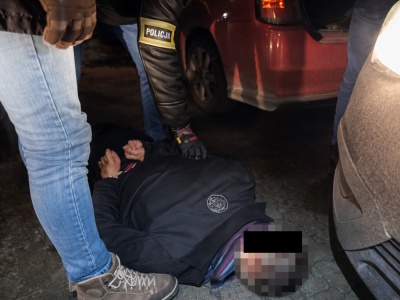 Co za pech. Zaparkował przy radiowozie mając bagażnik pełen narkotyków