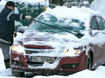 Mechanicy do odśnieżających auta na włączonym silniku: 