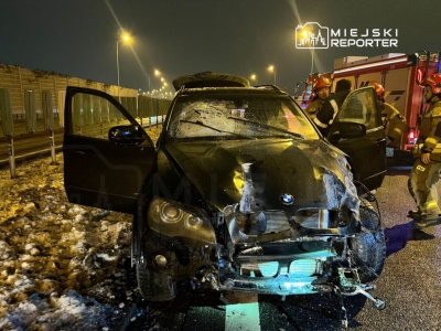 Kierujący BMW wjechał w barierki linowe na trasie S2